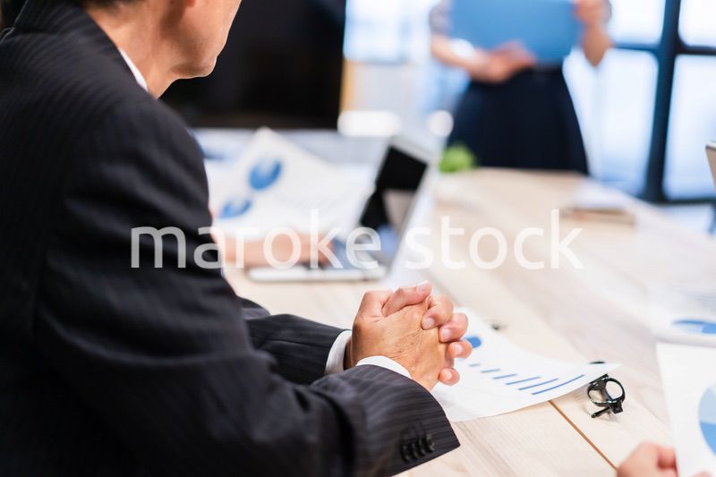 書類を確認するビジネスパーソン