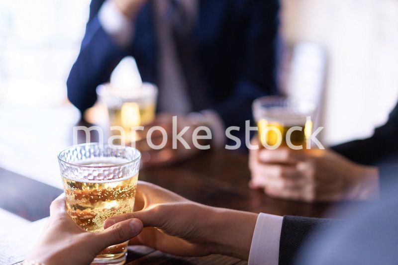 バーでお酒を飲む男女の会社員