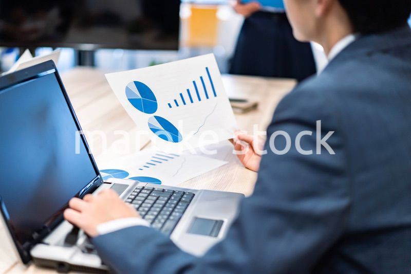 書類を確認するビジネスパーソン