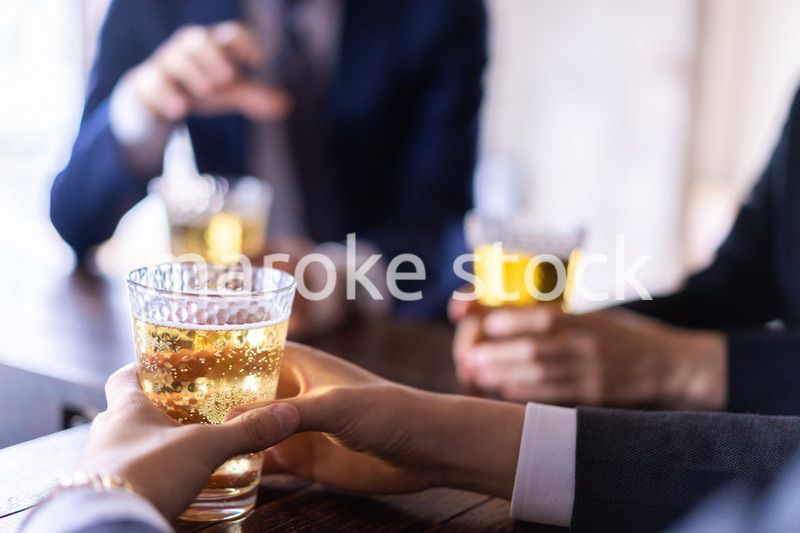 バーでお酒を飲む男女の会社員