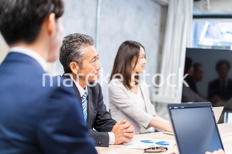 明るい雰囲気で会議をするビジネスパーソン