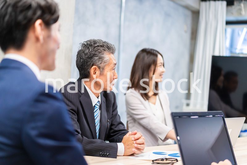 明るい雰囲気で会議をするビジネスパーソン