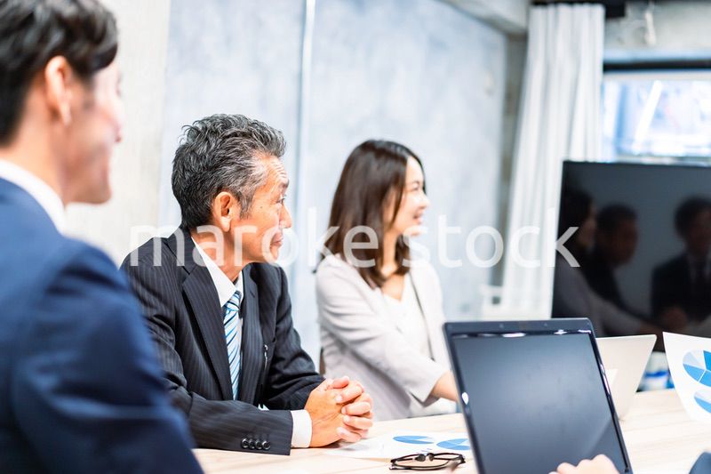 明るい雰囲気で会議をするビジネスパーソン