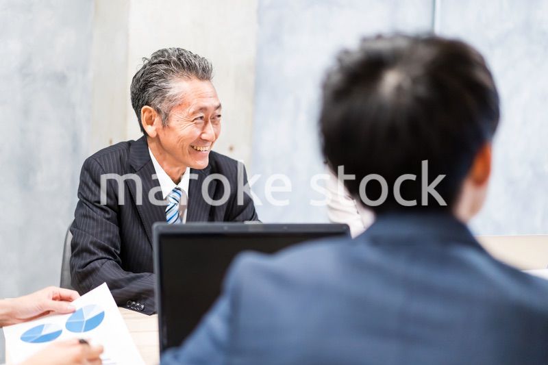 明るい雰囲気で会議をするビジネスパーソン