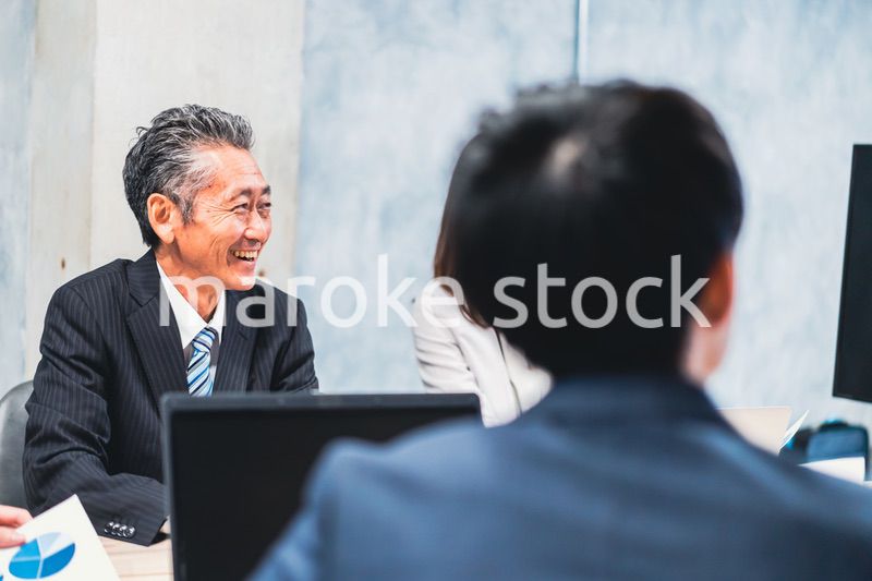 明るい雰囲気で会議をするビジネスパーソン