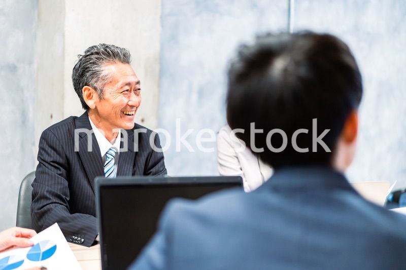明るい雰囲気で会議をするビジネスパーソン
