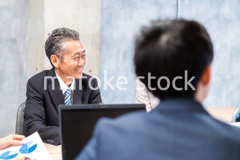 明るい雰囲気で会議をするビジネスパーソン