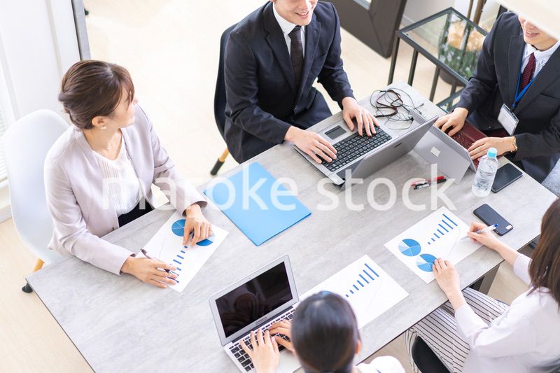 オフィスで仕事をするビジネスパーソン