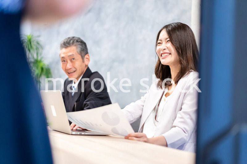 クライアントとの打ち合わせをする社長と秘書