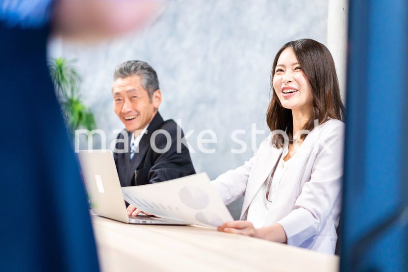 オフィスで会議をするビジネスパーソン