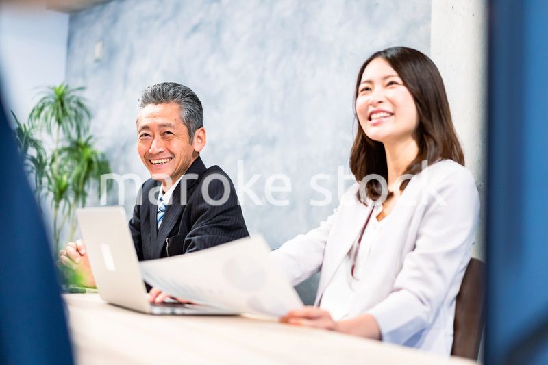 クライアントとの打ち合わせをする社長と秘書