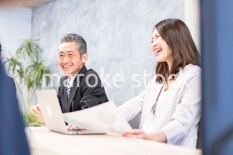 クライアントとの打ち合わせをする社長と秘書