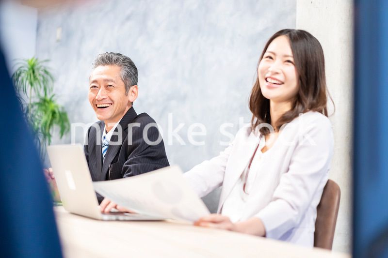 クライアントとの打ち合わせをする社長と秘書