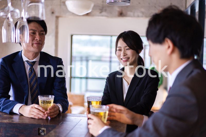 バーでお酒を飲む男女の会社員