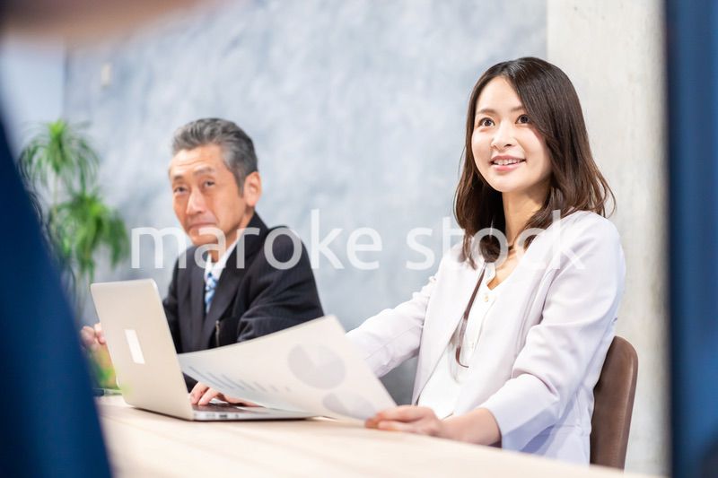 クライアントとの打ち合わせをする社長と秘書