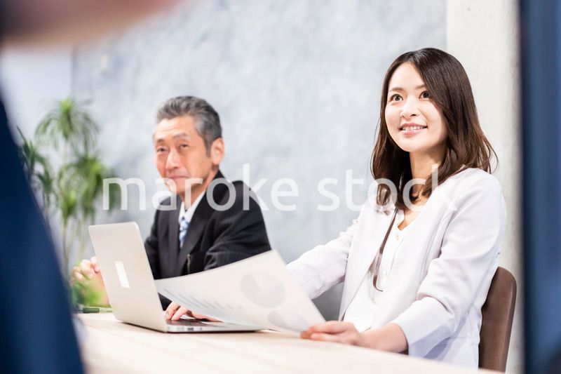 クライアントとの打ち合わせをする社長と秘書