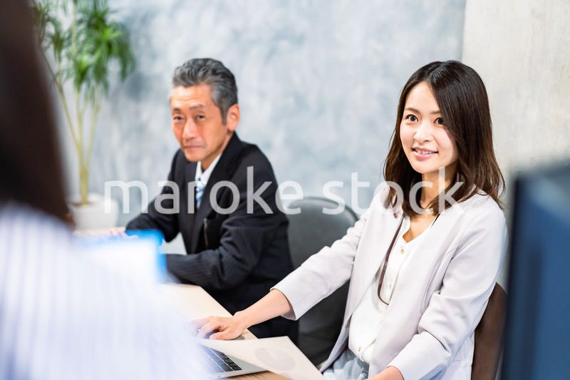 クライアントとの打ち合わせをする社長と秘書