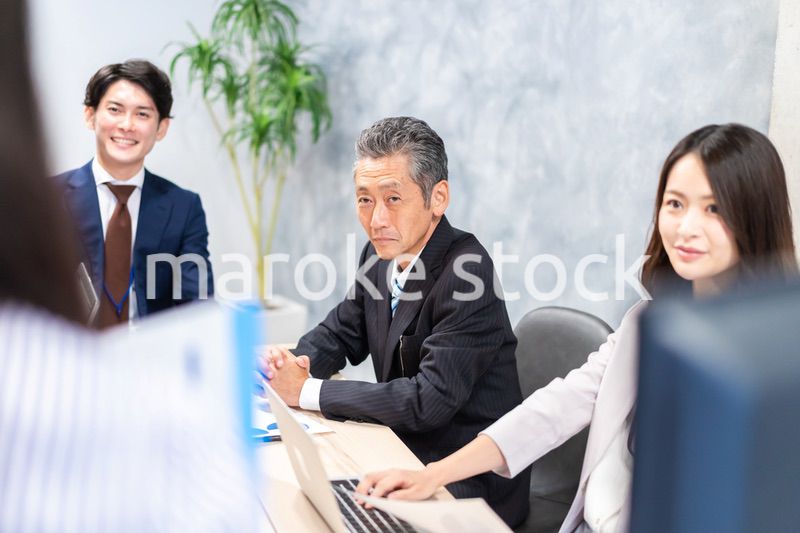 明るい雰囲気で会議をするビジネスパーソン