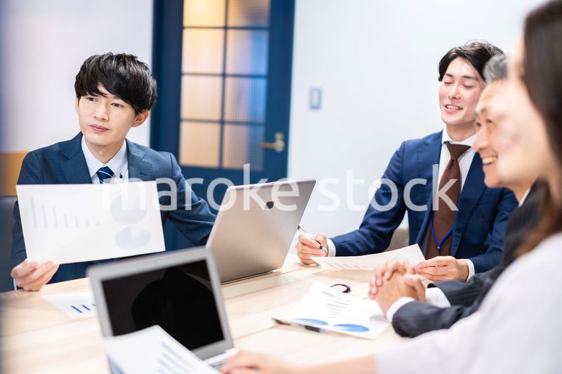 オフィスで会議をするビジネスパーソン