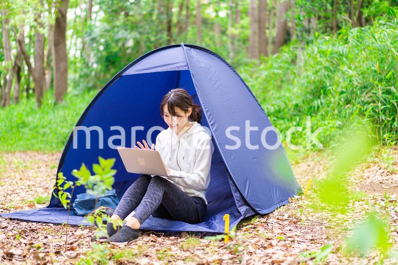 ソロキャンプをする若い女性