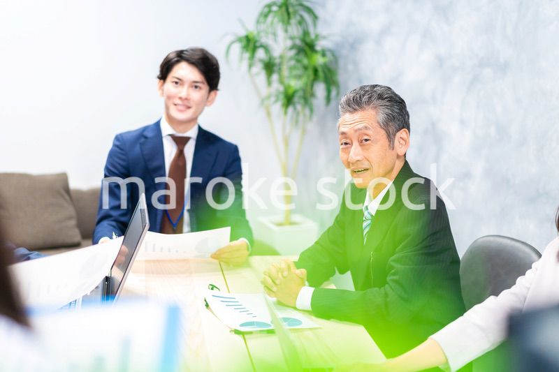 オフィスで会議をするビジネスパーソン