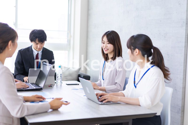 オフィスでビジネスミーティングをする会社員