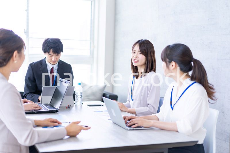 楽しくオフィスで働くビジネスパーソン