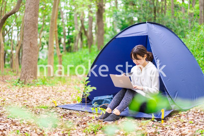 ソロキャンプをする若い女性
