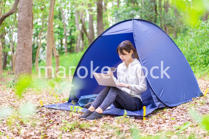 ソロキャンプを楽しむ若い女性