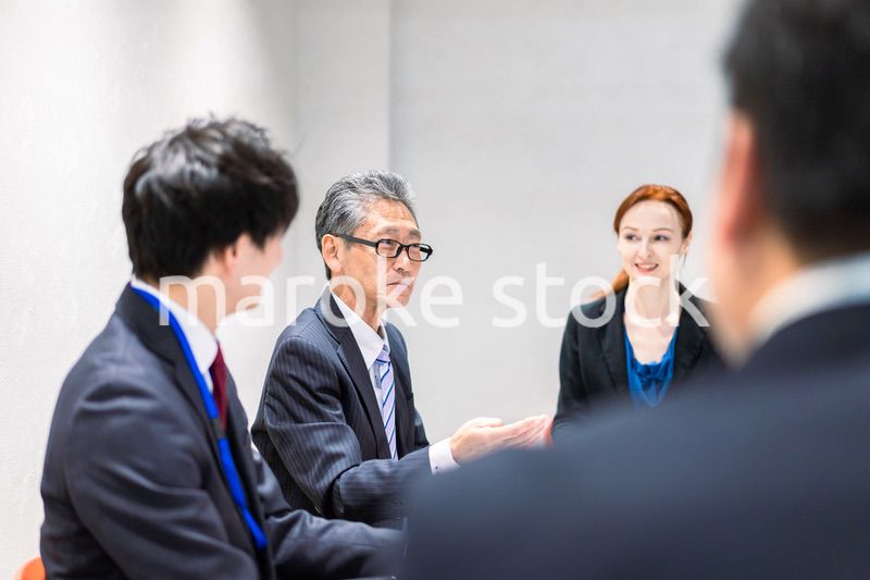 オフィスで働くビジネスパーソン