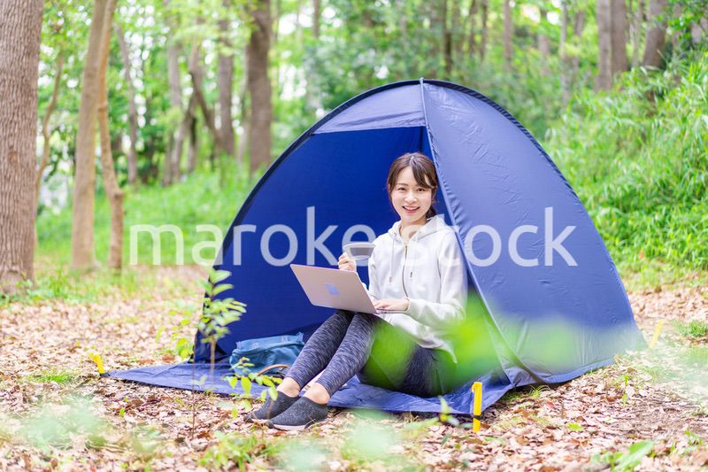 ソロキャンプを楽しむ若い女性
