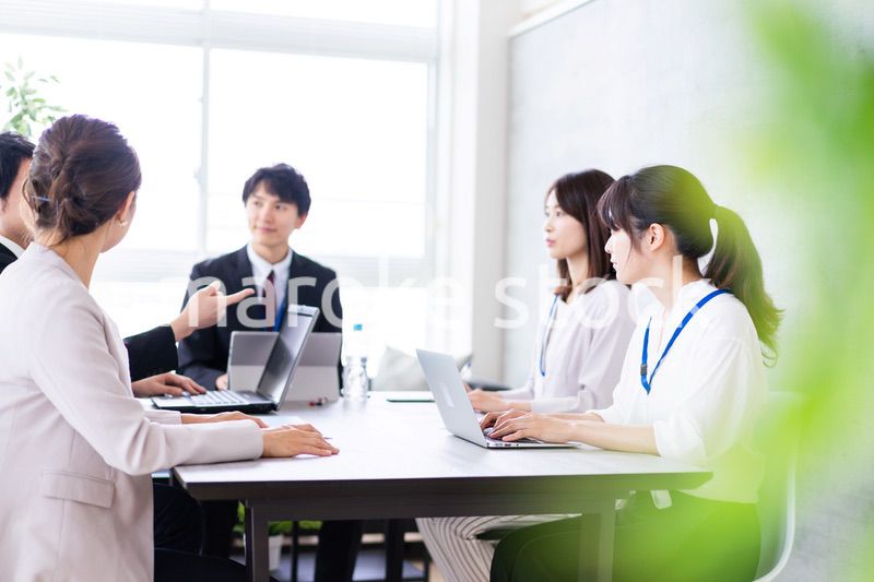 オフィスで仕事をする若いビジネスパーソン