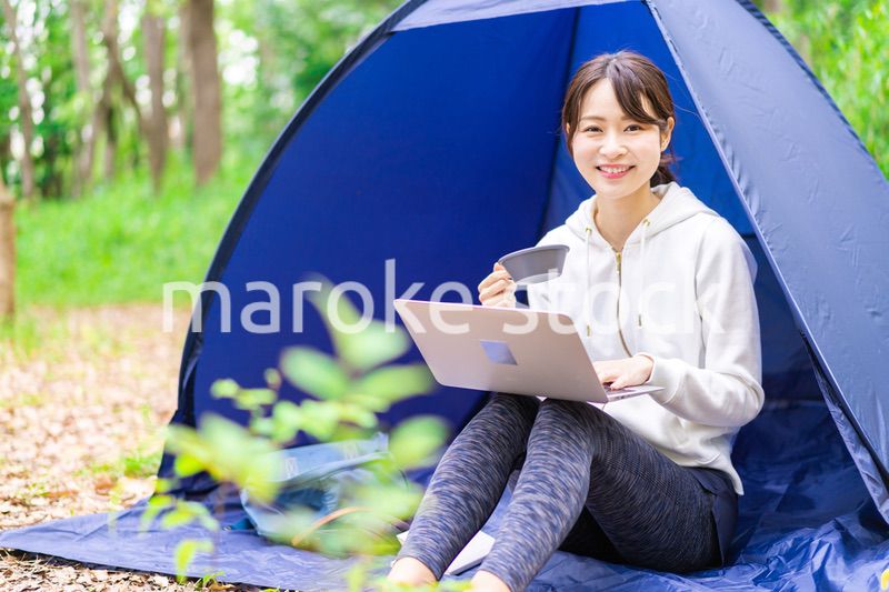 ソロキャンプをする若い女性