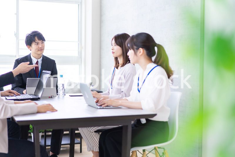 オフィスで仕事をするビジネスパーソン