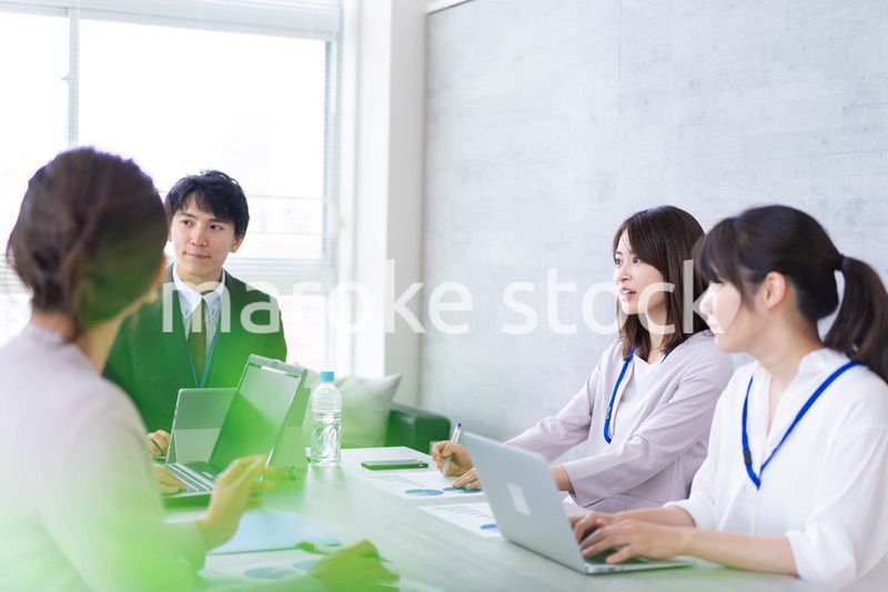 明るいオフィスでミーティングをするビジネスパーソン