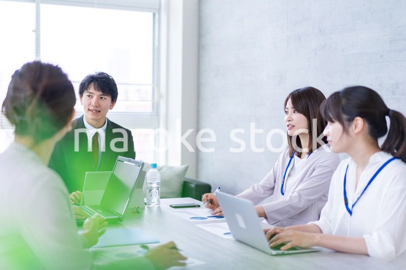 楽しくオフィスで働くビジネスパーソン