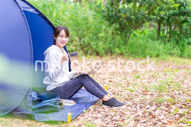 ソロキャンプを楽しむ若い女性