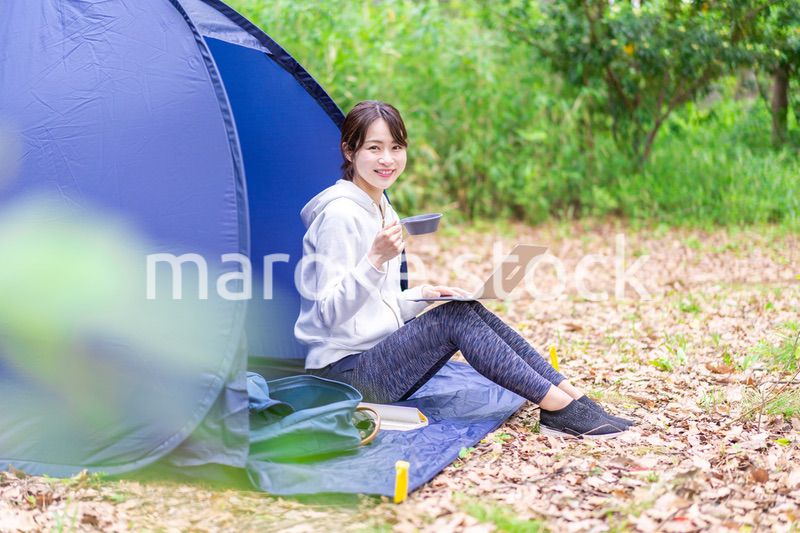 ソロキャンプを楽しむ若い女性