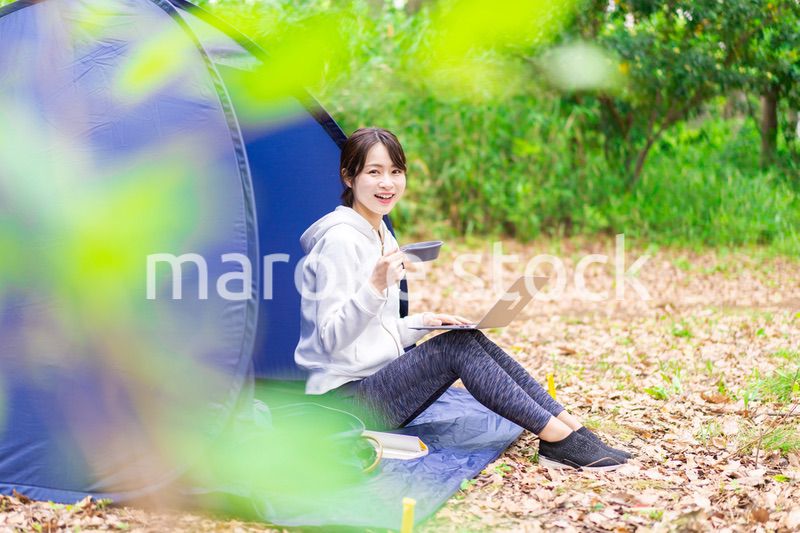 ソロキャンプをする若い女性