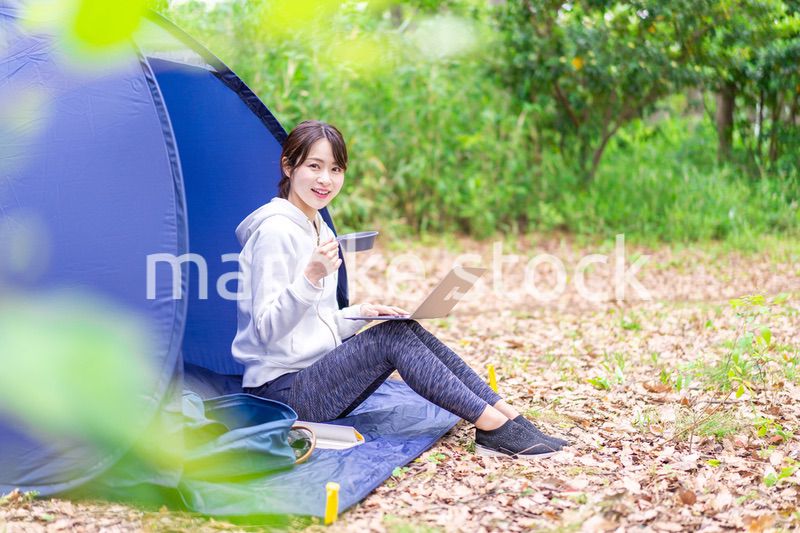 ソロキャンプを楽しむ若い女性