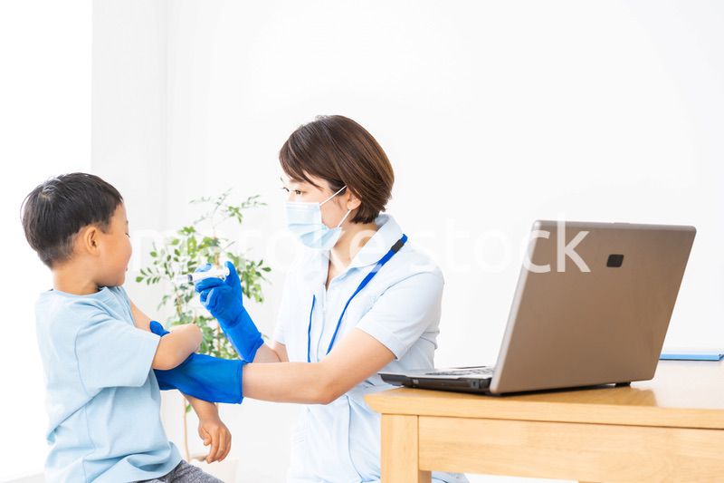 病院で注射をする男の子