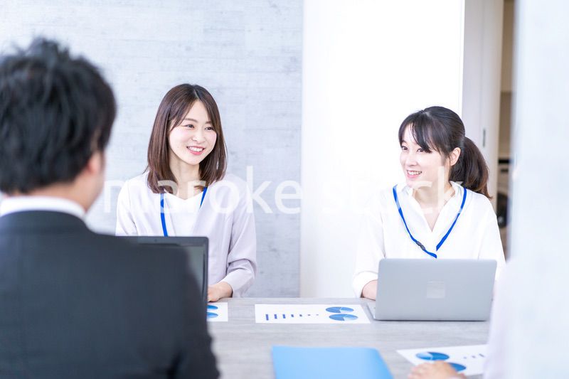 綺麗なオフィスで働く若い会社員