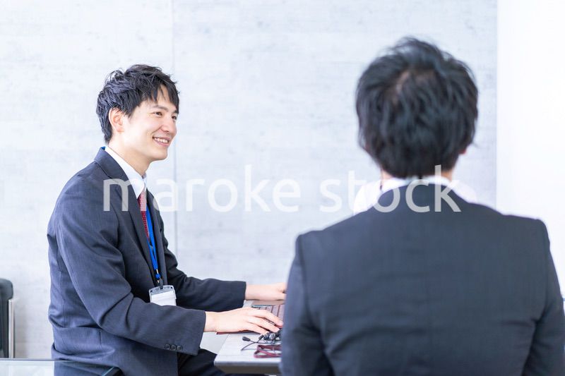 綺麗なオフィスで働く若い会社員