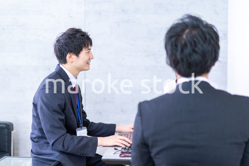 綺麗なオフィスで働く若い会社員