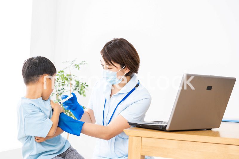 病院で注射をする男の子
