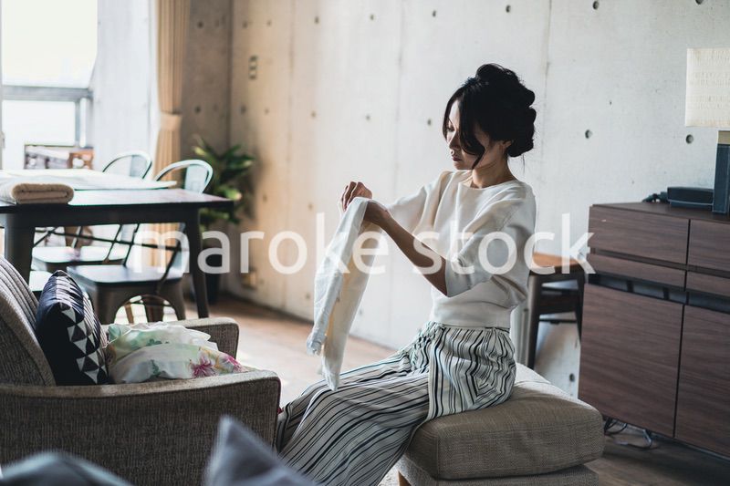 家事をこなす若い女性