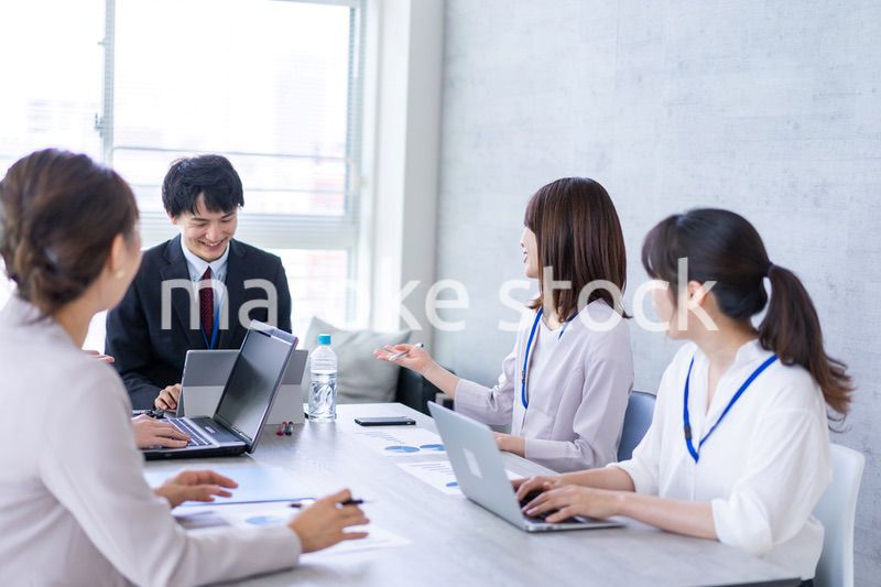 楽しくオフィスで働くビジネスパーソン