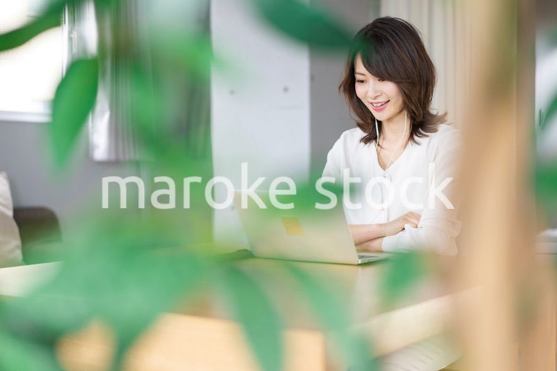 在宅勤務でオンライン会議をする若いキャリアウーマン