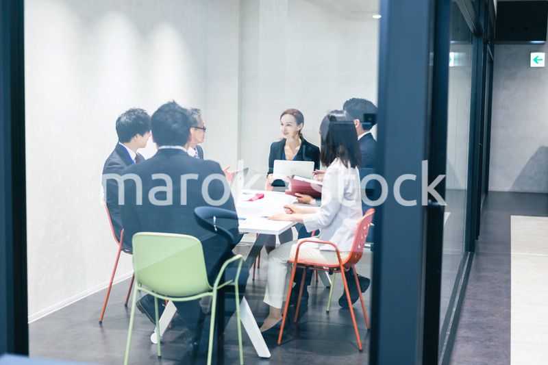 オフィスで働くビジネスパーソン