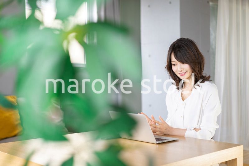 在宅勤務でオンライン会議をする若いキャリアウーマン